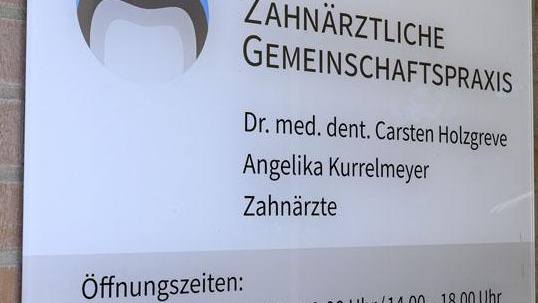 Praxisschild im Eingangsbereich